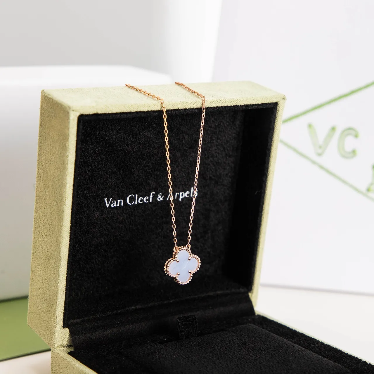 Blue Gold Clover-Shaped Pendant Beaded Bezel Edge Necklace 8
