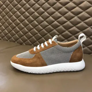 Tênis low-top com painéis de mesh e suede marrom e branco com cadarço