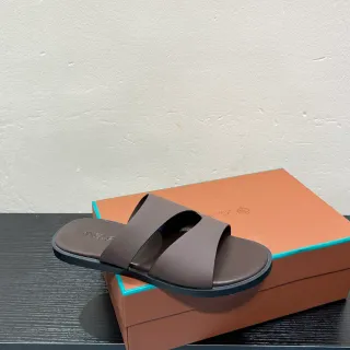 भूरी दो पट्टियों वाला स्लाइड स्लिपर
