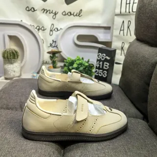 Tênis lifestyle com fechamento de correia em creme