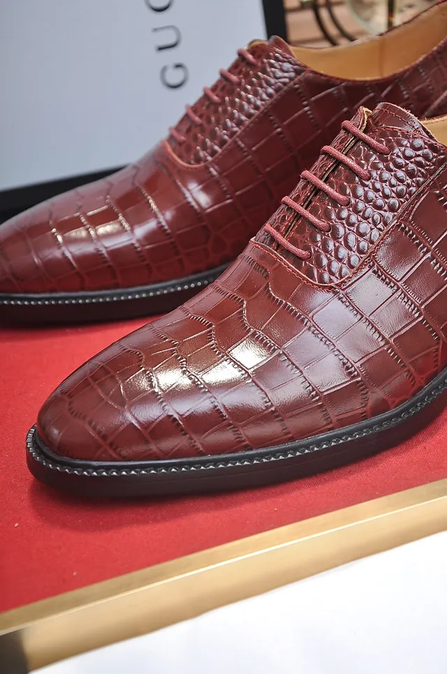Crocodile-Embossed Brown Oxford Shoes 2
