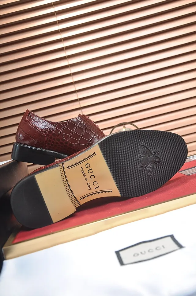 Crocodile-Embossed Brown Oxford Shoes 3