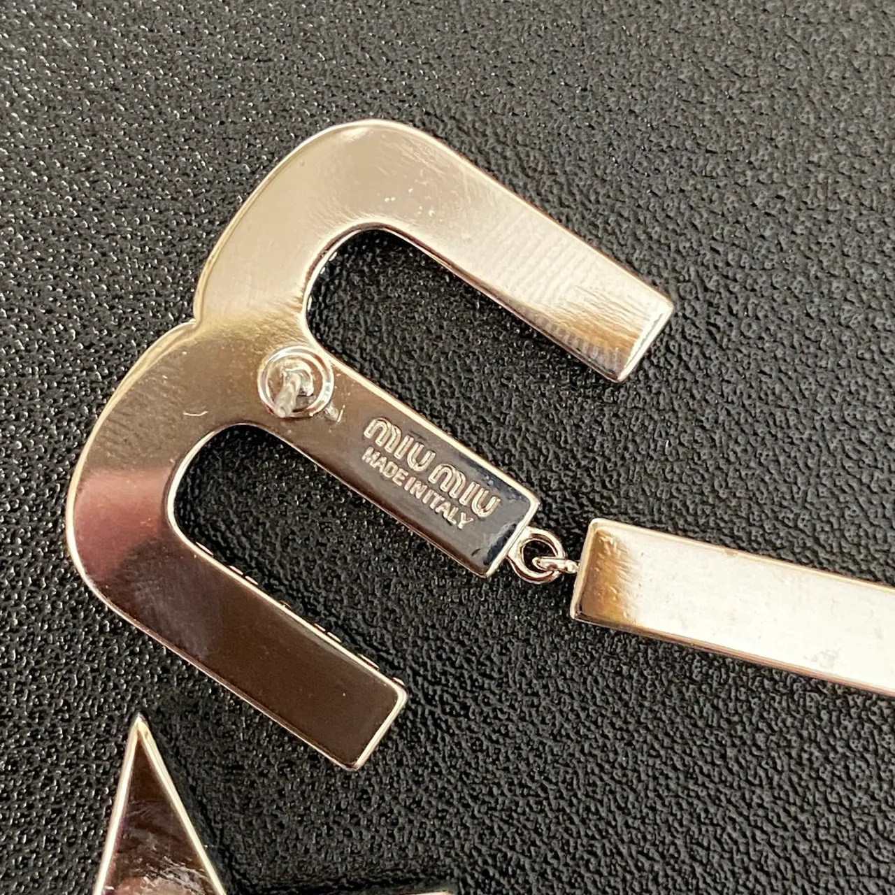 Broches de metal com estrela e motivo curvado adornados com cristais 4
