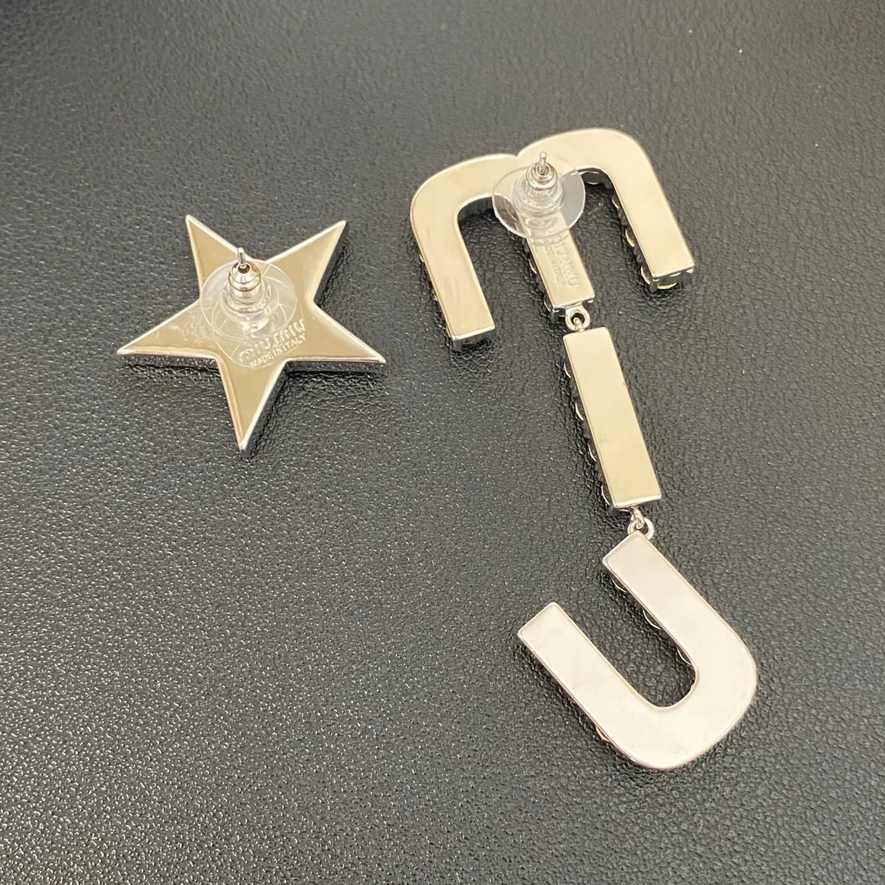 Broches de metal com estrela e motivo curvado adornados com cristais 5