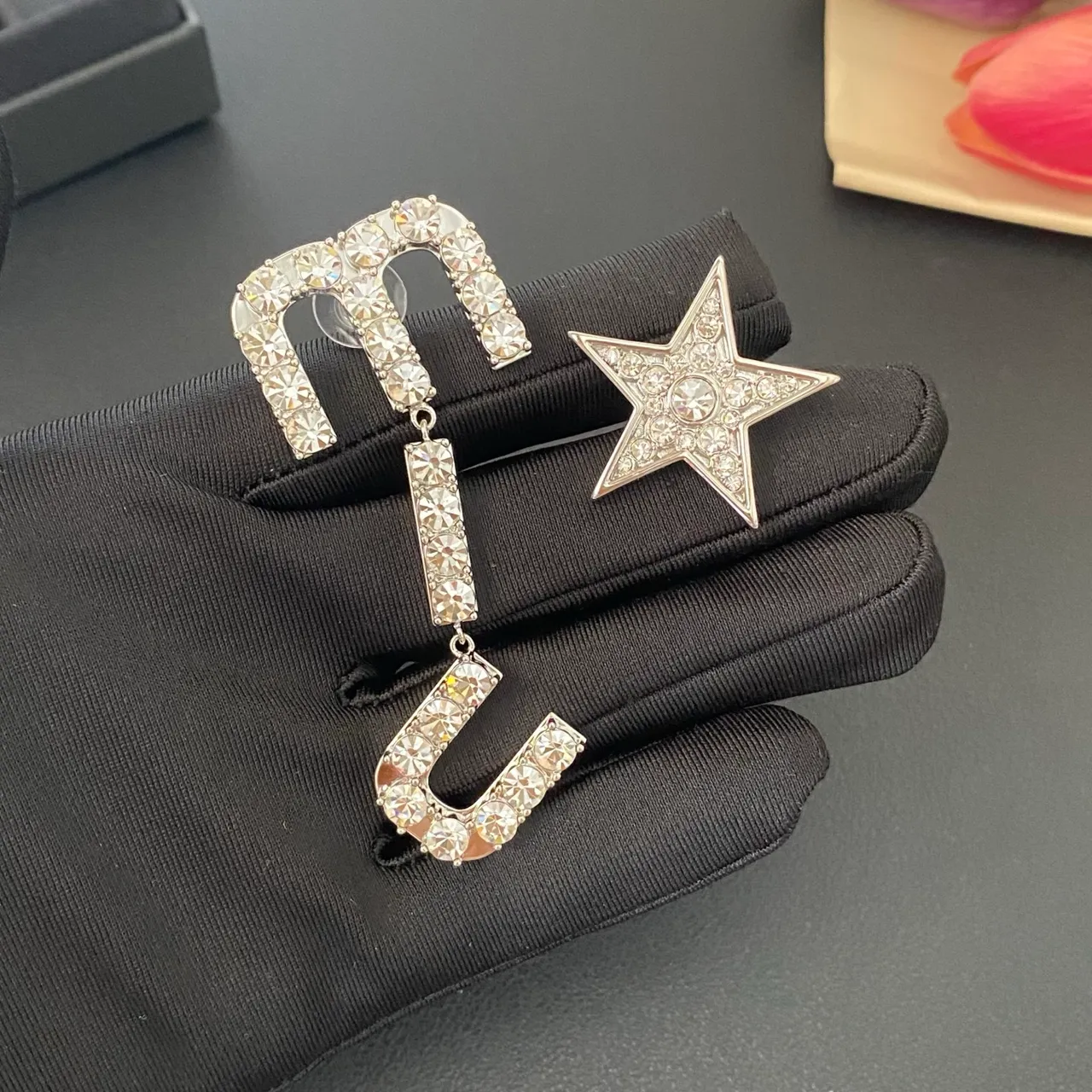 Broches de metal com estrela e motivo curvado adornados com cristais 6