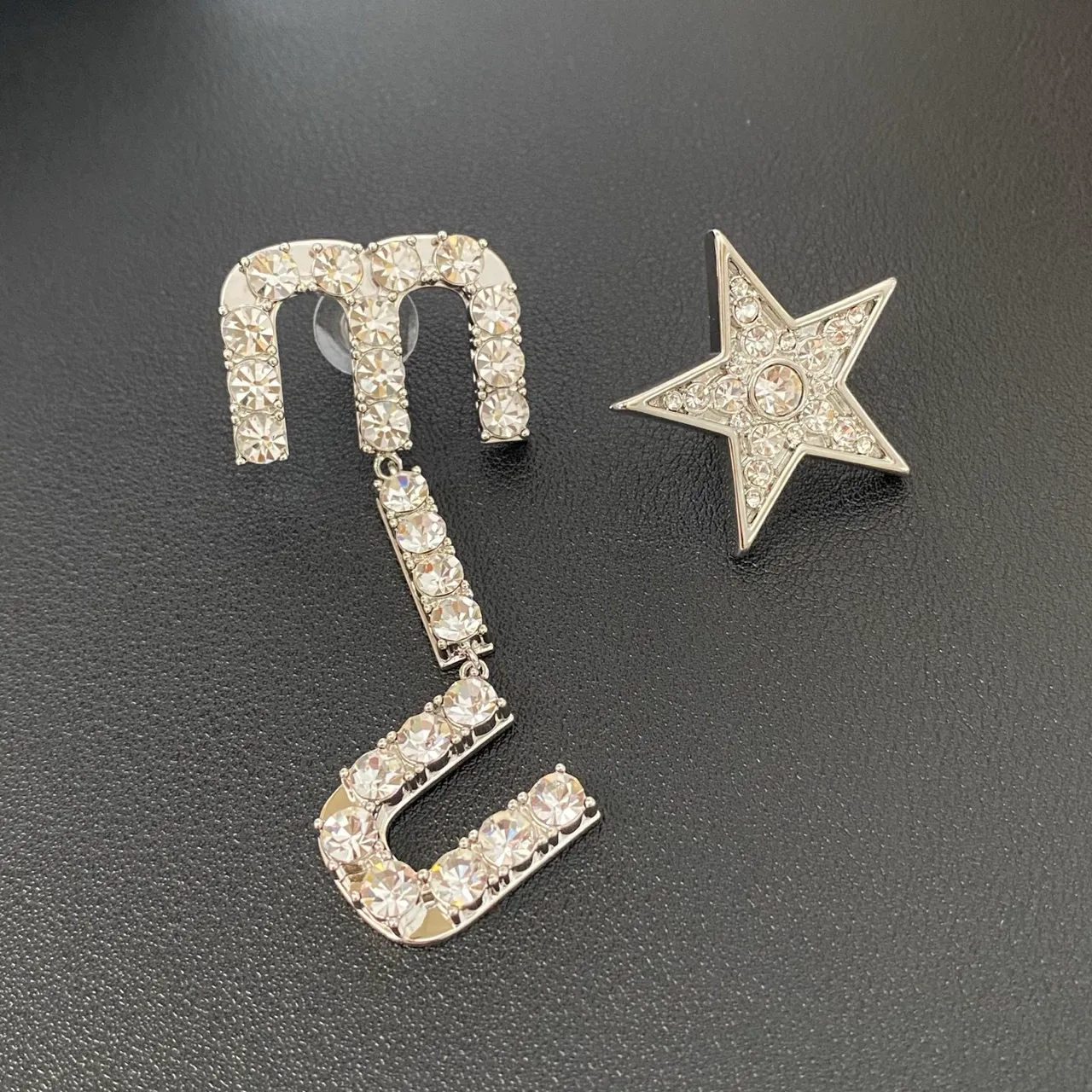 Broches de metal com estrela e motivo curvado adornados com cristais 7