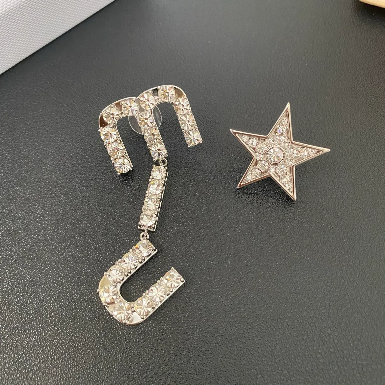 Broches de metal com estrela e motivo curvado adornados com cristais 8