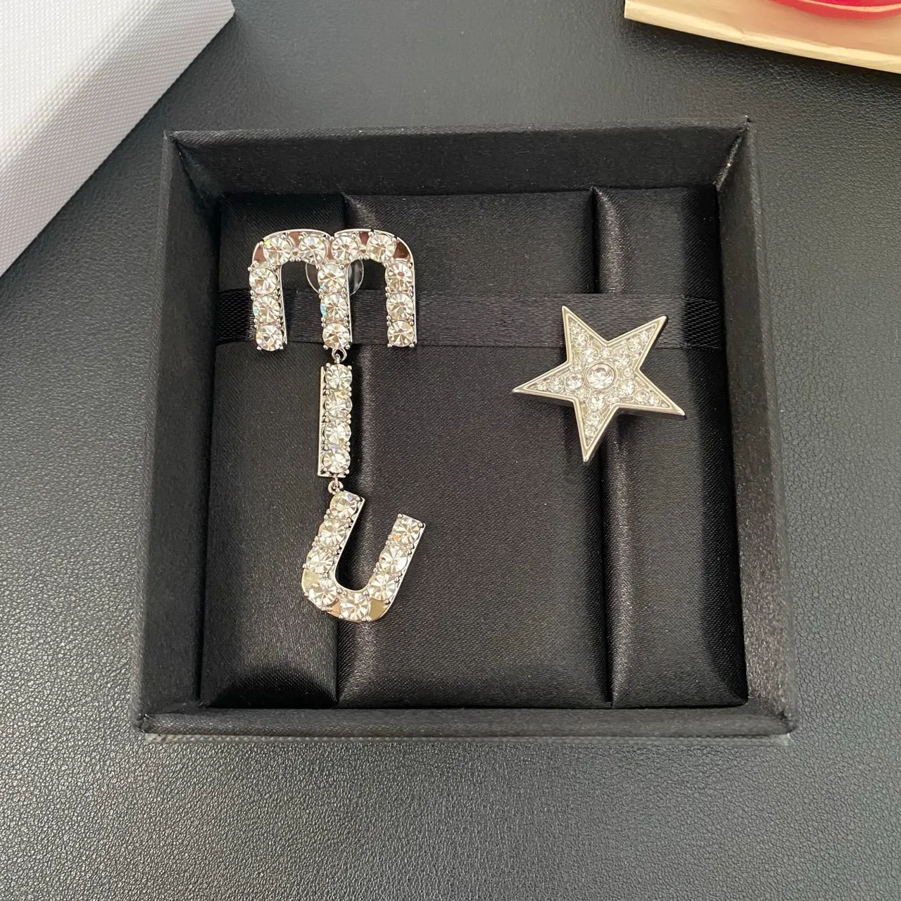 Broches de metal com estrela e motivo curvado adornados com cristais 9