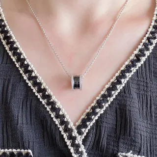 Colar com pingante cilíndrico preto e prata