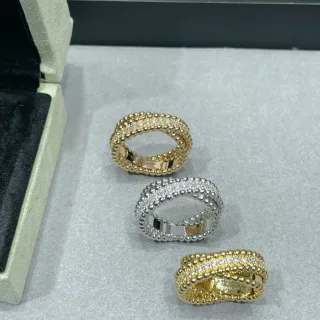 Conjunto de anéis de duas cores com contas e pavé anéis