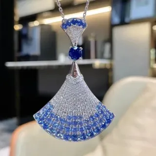Collier pendentif en forme d'éventail avec saphir bleu dégradé et diamants pavé
