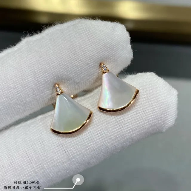 Fan-Shaped Malachite and Mother-of-Pearl Gold-Tone Stud Earrings 3