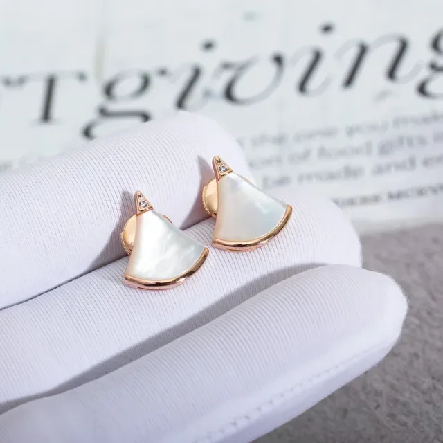 Boucles d'oreilles studs en forme d'éventail en nacre et ton or rose 3