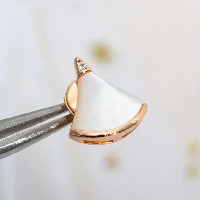 Boucles d'oreilles studs en forme d'éventail en nacre et ton or rose 4