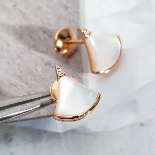 Boucles d'oreilles studs en forme d'éventail en nacre et ton or rose 5