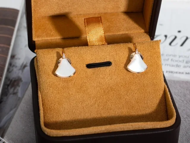 Boucles d'oreilles studs en forme d'éventail en nacre et ton or rose 6