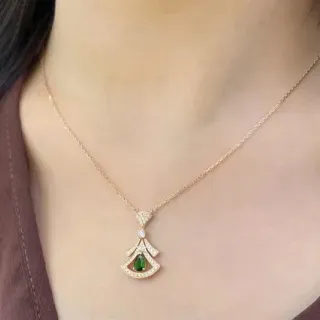 Collier pendentif en forme d'éventail avec diamants Pavé et gemme verte