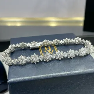 Pulseira de diamantes com cluster floral pavé