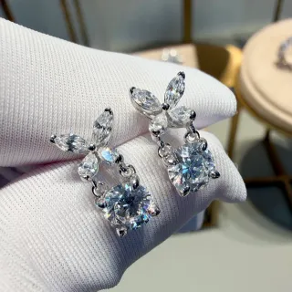 Brincos pendentes com motivo floral marquise e redondo