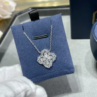 Colar com pingente floral Quatrefoil Pave