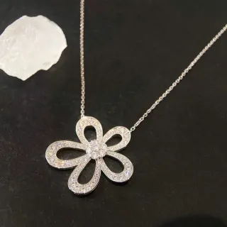 Colar com pingente de pedra pavé em forma de flor