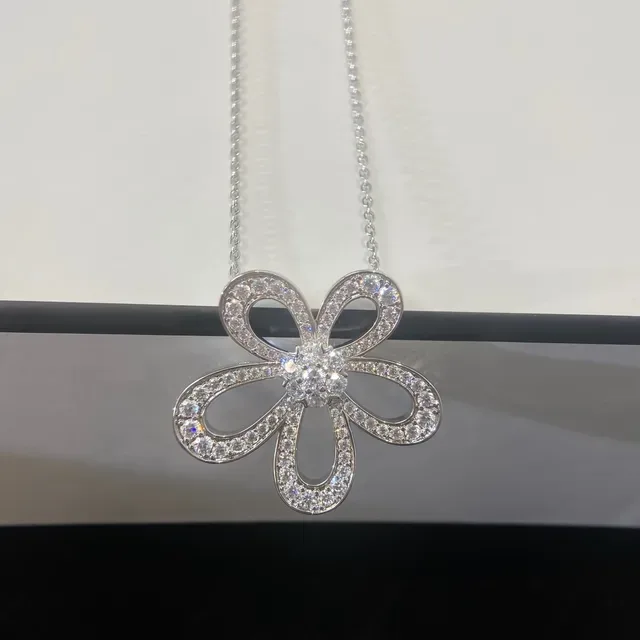 Flower-Shaped Pavé Stone Pendant Necklace 3