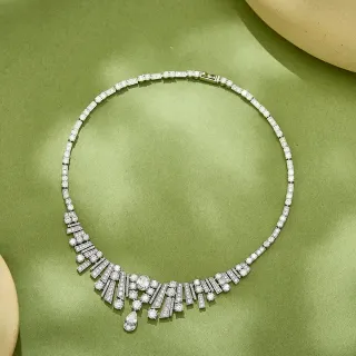 Collar con diamantes en estilo Art Deco geométrico