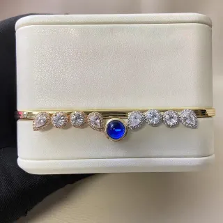 Pulsera bangle de oro azul con cabochon central