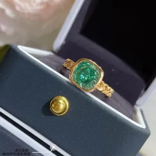 Gold Chain-Link Band Cushion-Cut Green Gemstone Statement Ring