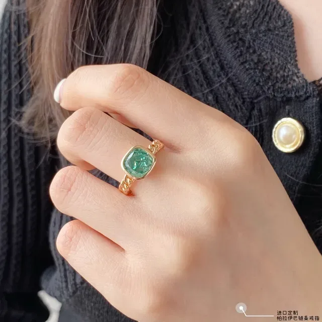 Gold Chain-Link Band Cushion-Cut Green Gemstone Statement Ring 9