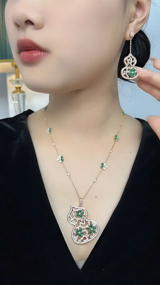Gold Green Filigree Gourd-Shaped Pendant Floral Gemstone Clusters Necklace 5