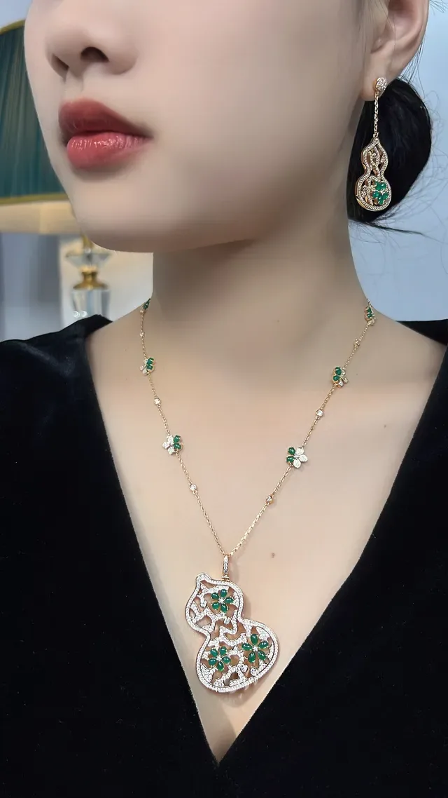 Gold Green Filigree Gourd-Shaped Pendant Floral Gemstone Clusters Necklace 8