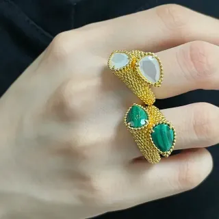 Anillo apilable dorado verde de banda de malla texturizada de doble nivel