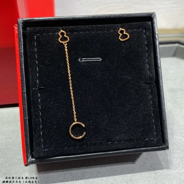 Gold Heart-Shaped Chain Dangle Earrings 4