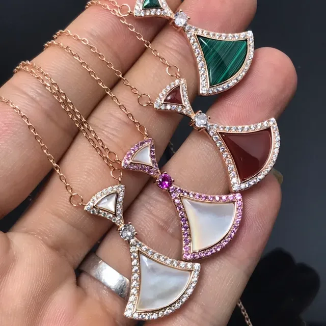 قلادة ذهبية متعددة الألوان بمعلقات على شكل مروحة مرصوصة في طبقات Pavé-Set Clear Crystals 1