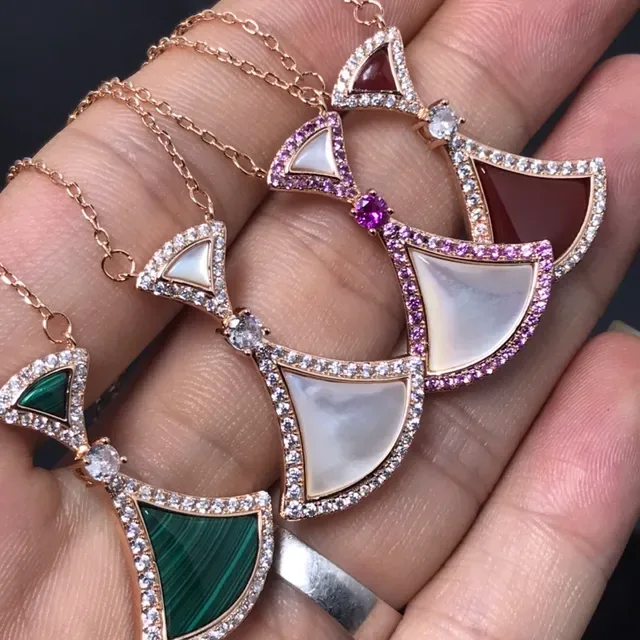 قلادة ذهبية متعددة الألوان بمعلقات على شكل مروحة مرصوصة في طبقات Pavé-Set Clear Crystals 2