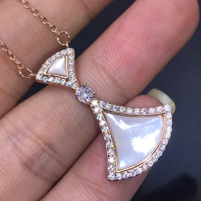 قلادة ذهبية متعددة الألوان بمعلقات على شكل مروحة مرصوصة في طبقات Pavé-Set Clear Crystals 3