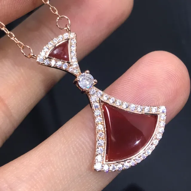 قلادة ذهبية متعددة الألوان بمعلقات على شكل مروحة مرصوصة في طبقات Pavé-Set Clear Crystals 4
