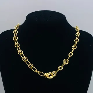 Collier à chaîne de maillons ovales en or avec motif central décoratif