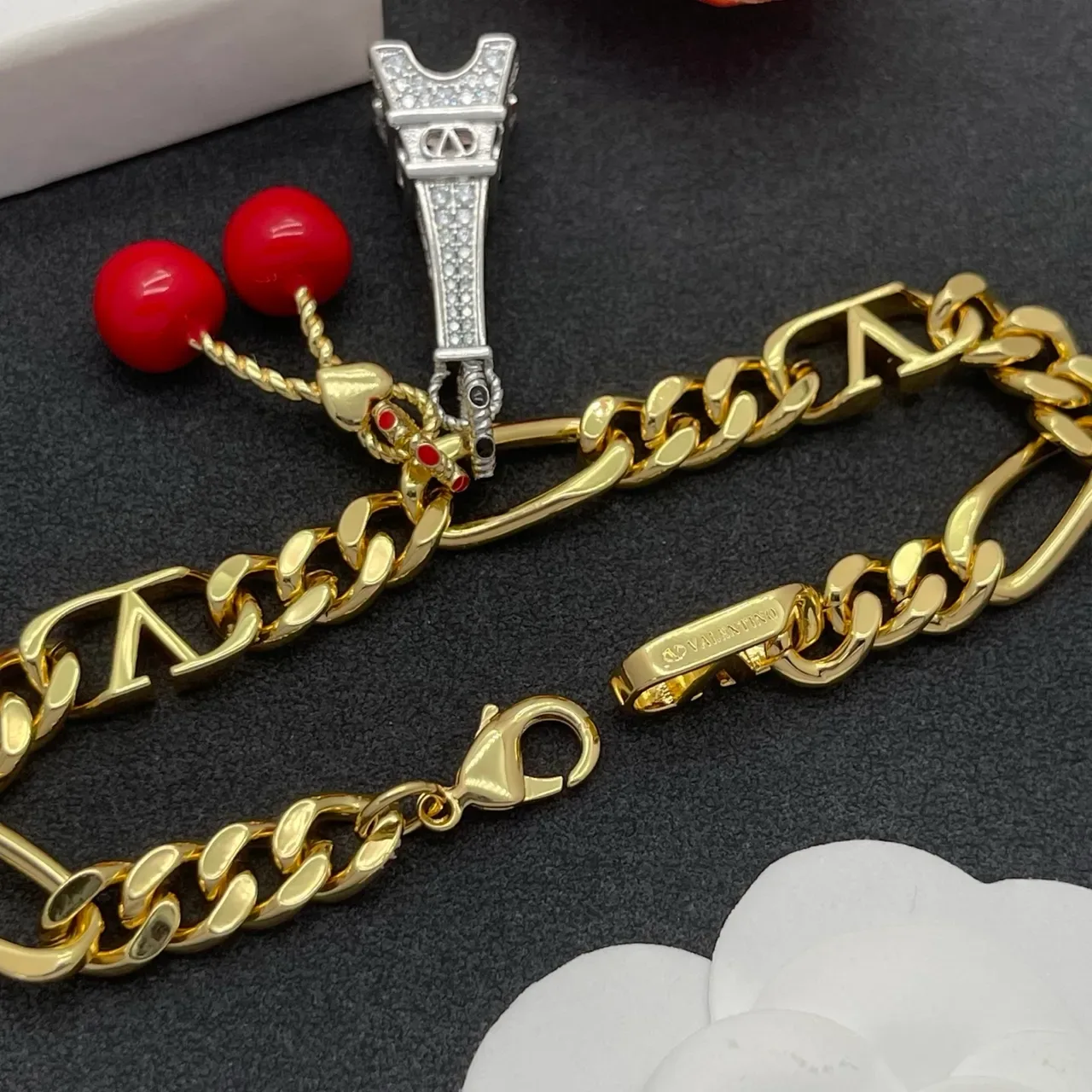 Gold Red Curb Chain V-Logo Link Motif Bracelet 3