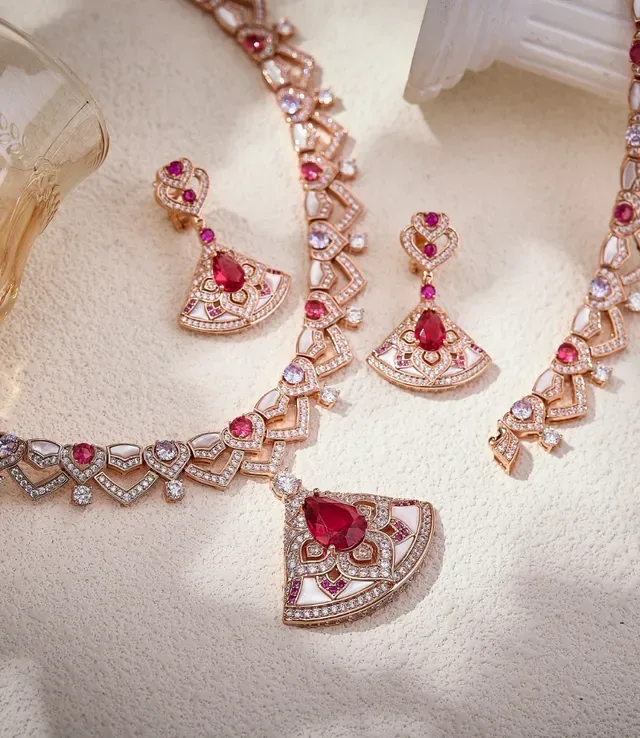 Gold Red Geometric Link Chain Pavé-Set Diamonds Necklace 4