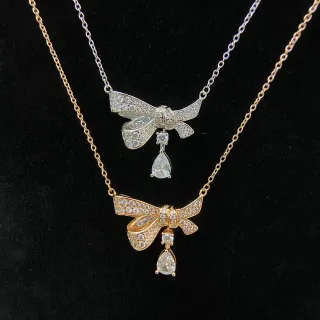 Collier pendentif en or et argent en forme d'arc avec pierres pavées