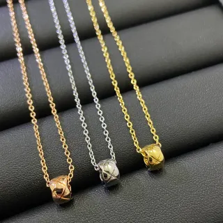 Colar pendente de nó geométrico de ouro e prata com corrente de cabo