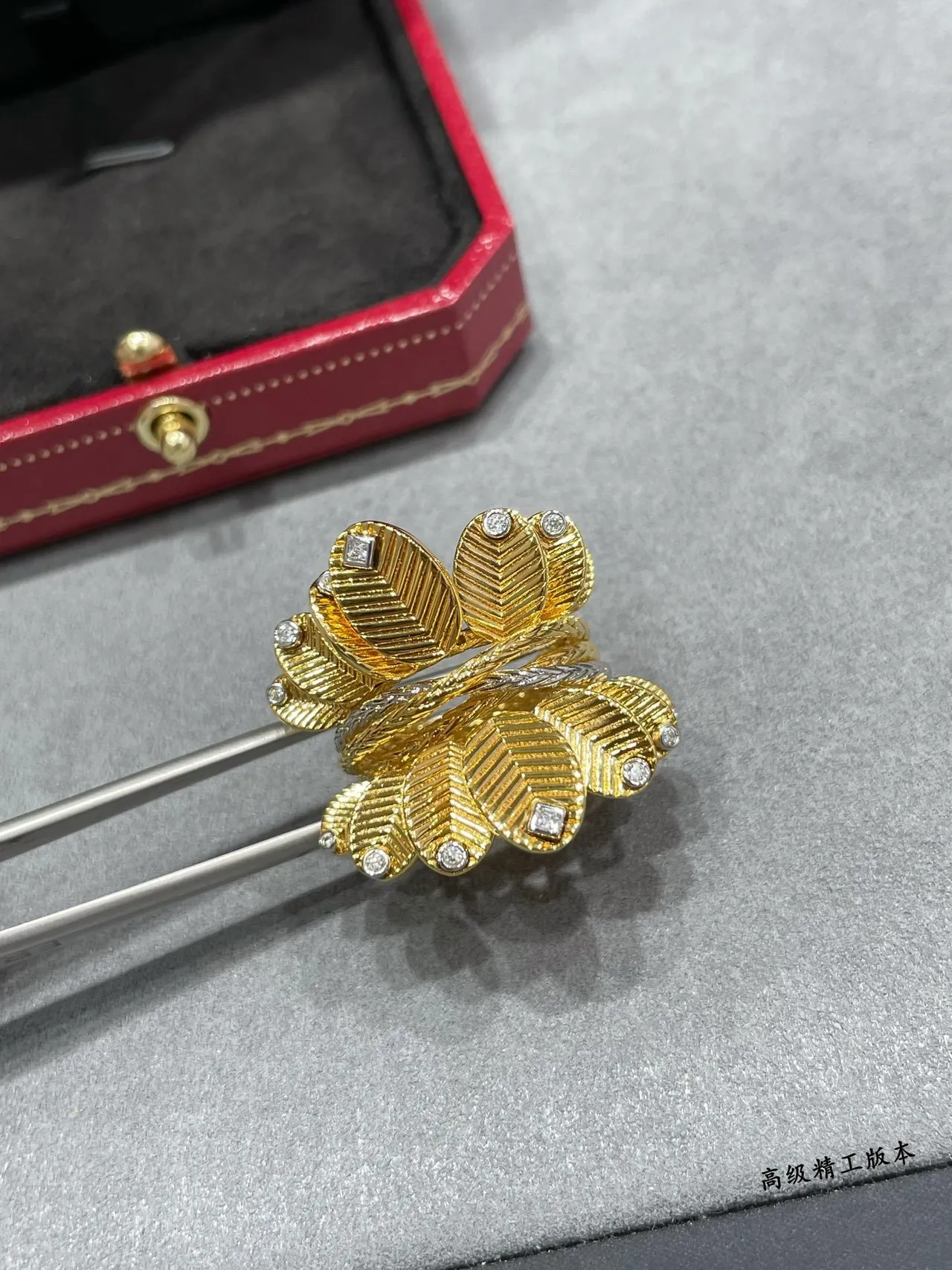 Bague en or et argent à texture sculpturale multifoliée côtelée 2