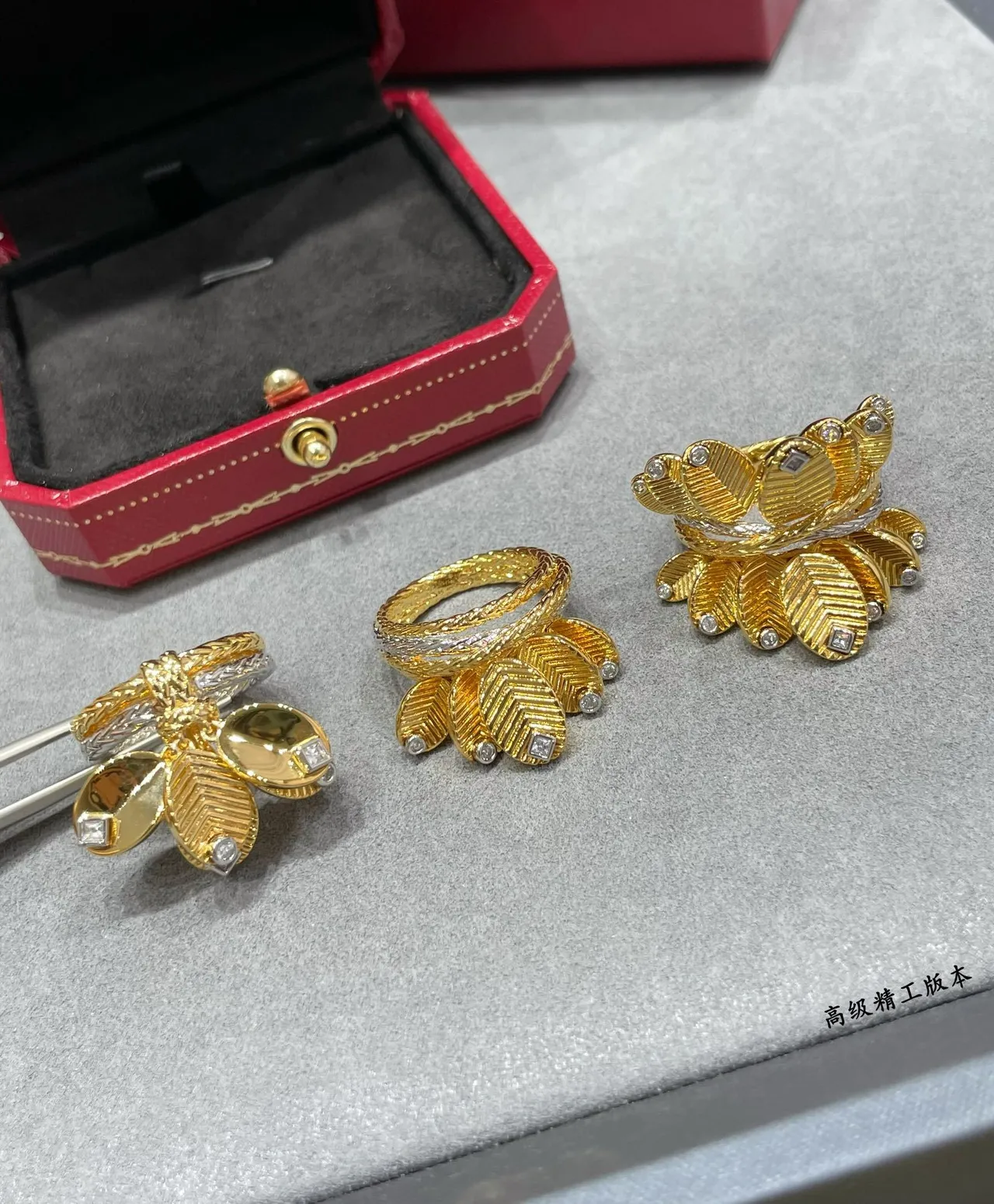 Bague en or et argent à texture sculpturale multifoliée côtelée 4