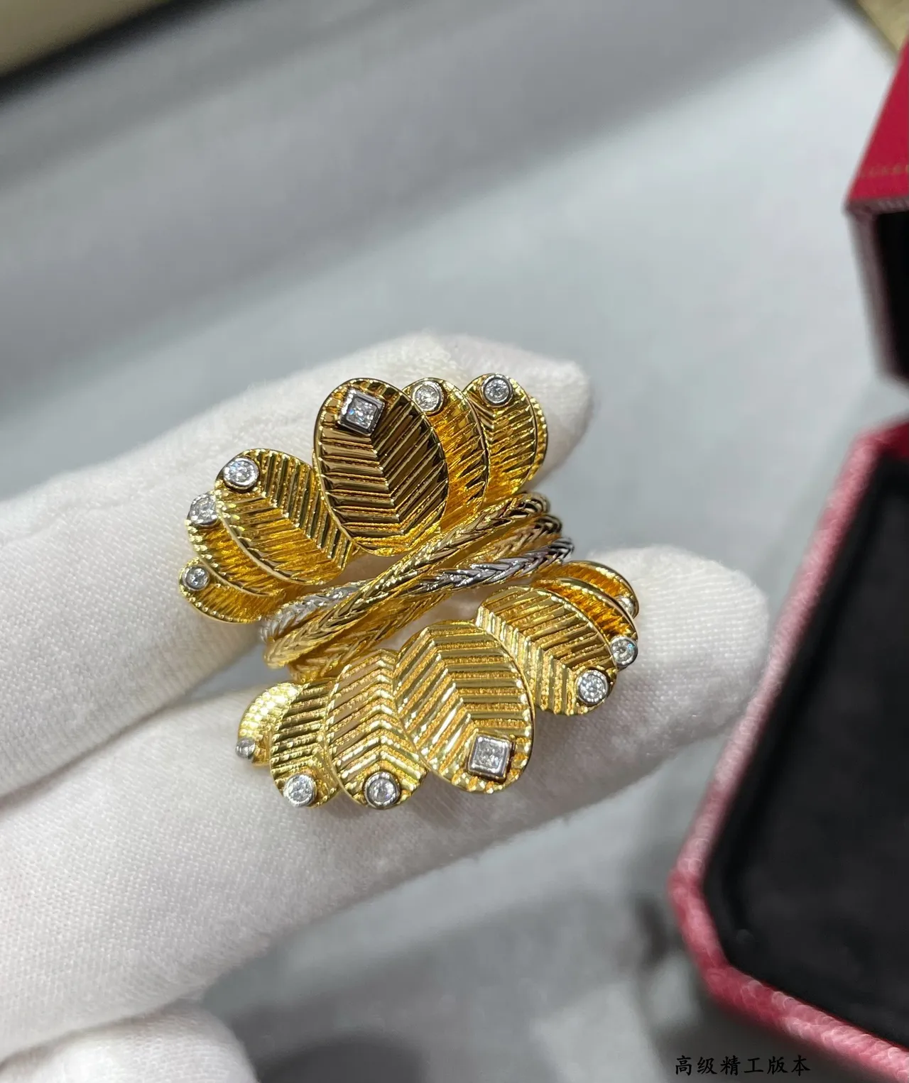 Bague en or et argent à texture sculpturale multifoliée côtelée 5