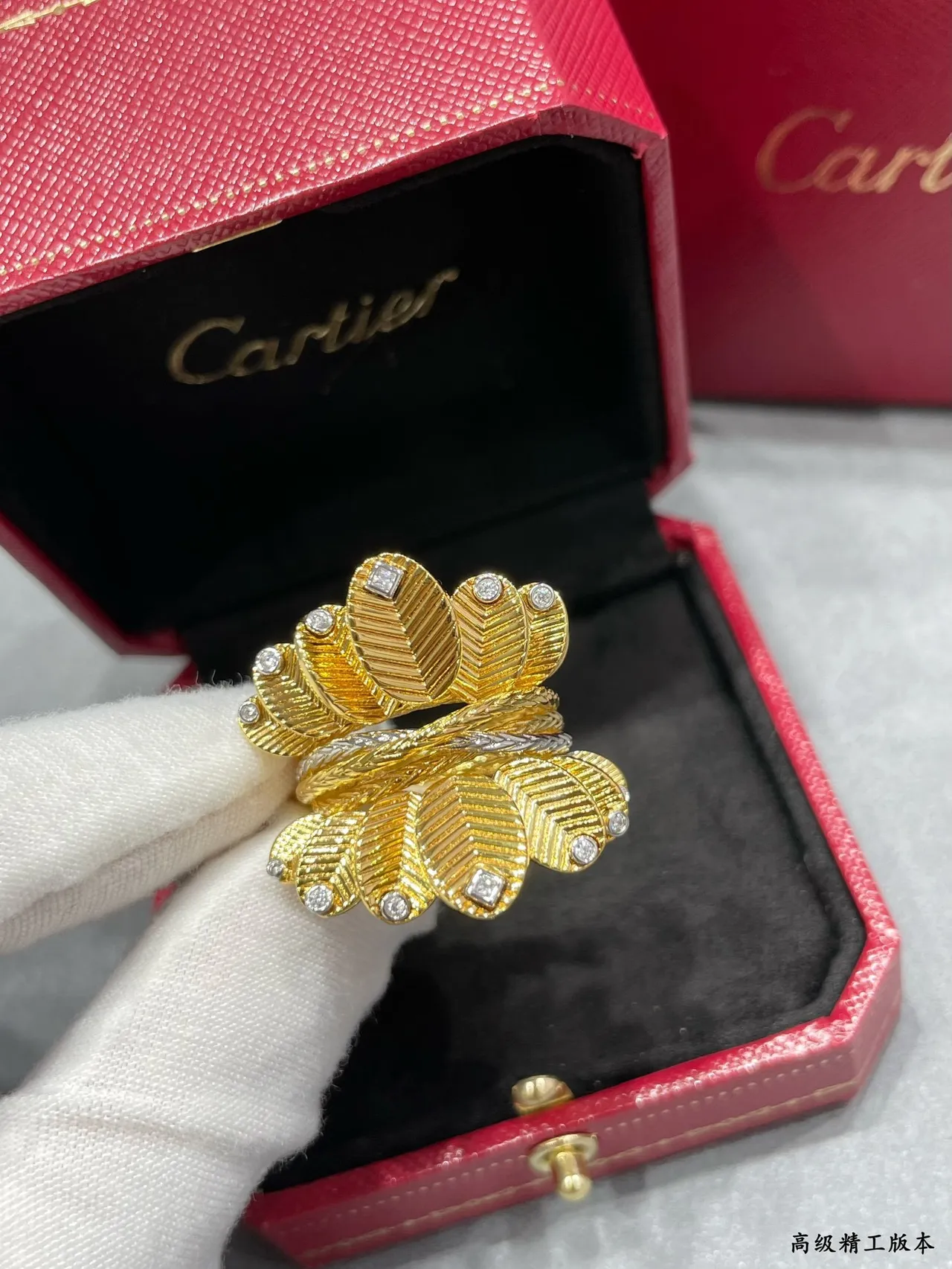 Bague en or et argent à texture sculpturale multifoliée côtelée 7