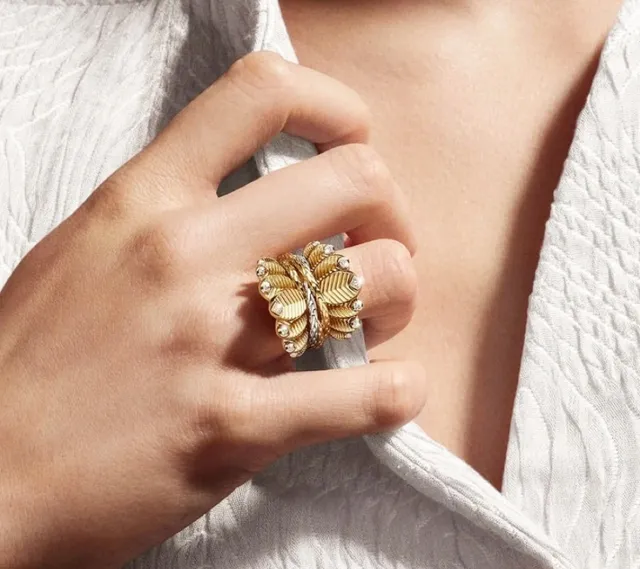 Bague en or et argent à texture sculpturale multifoliée côtelée 9
