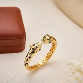 Pulsera Abierta de Tono Dorado con Dos Cabezas de Leopardo