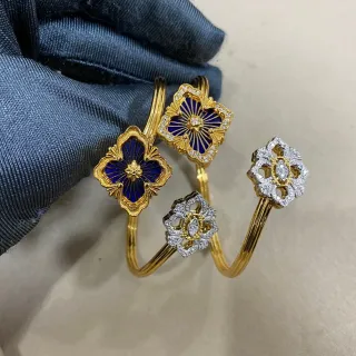 Pulseras abiertas de tono dorado con esmalte floral y piedras pavé